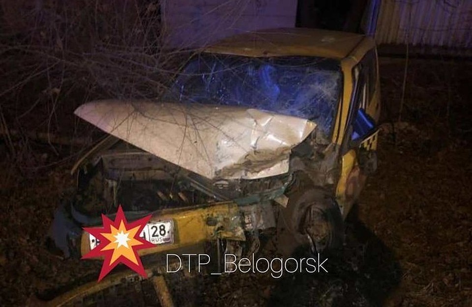 Оба автомобиля сильно пострадали
