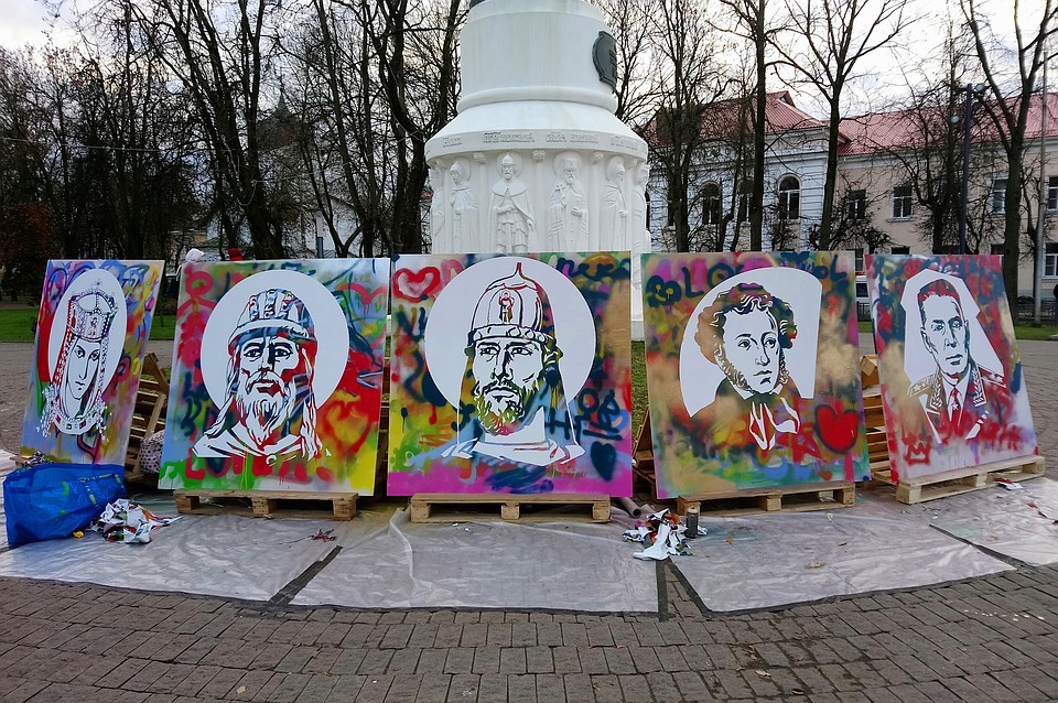 В течение двух часов желающие наносили с баллонов краску на подготовленные трафареты, скрывающие лица выдающихся соотечественников.