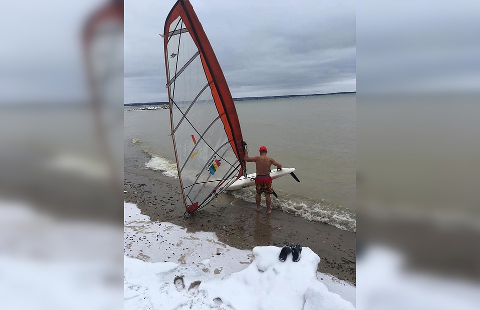 Новосибирец прокатился в ноябре на виндсерфинге по Обскому морю. Фото: соцсети.