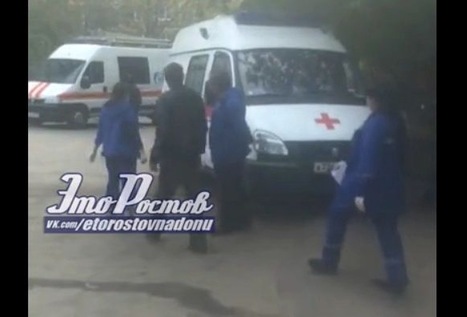 Мужчину спокойно вывели из дома. Стоп-кадр из видео группы ВК "Это Ростов-на-Дону! - Новости".