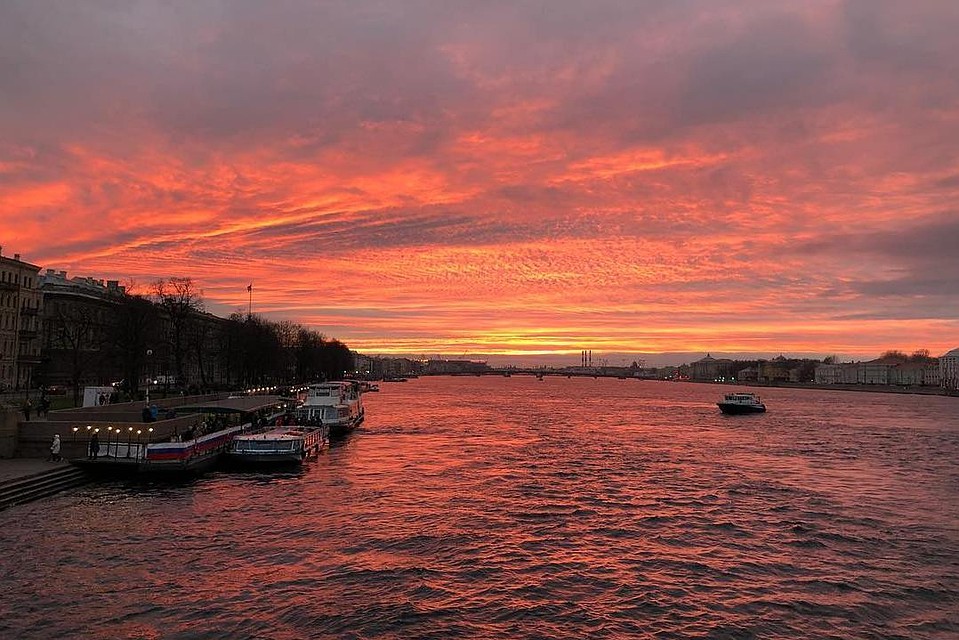 Петербуржцы делятся фотографиями "огненного" заката в соцсетях. Фото: Instagram @torvi_anna