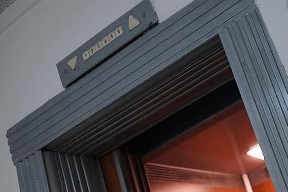 Отсутствие лифта в многоэтажном доме особенно болезненно переживают пожилые люди.