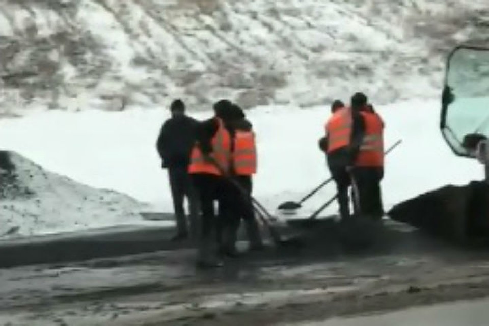 В Красноярске уложили асфальт в снег и грязь. Фото: Олег ПАНЧЕНКО, соцсети.