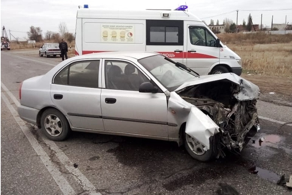 Автомобили от удара разбросало по дороге.