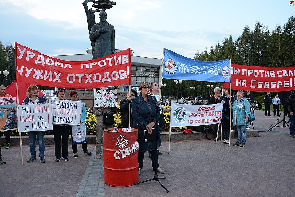 На Театральной площади вновь будут развернуты красные знамена и прозвучат протестные речи.