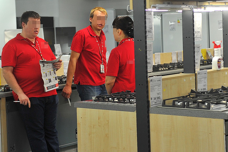 Продавцы в одном из московских магазинов бытовой техники и электроники.