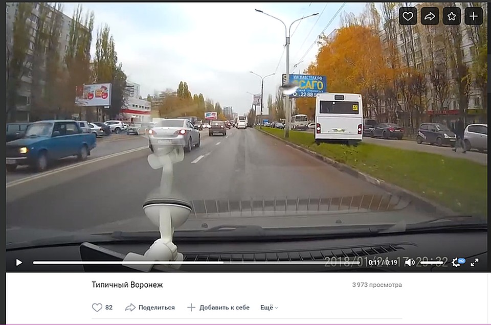 Водитель вперся огромными колесами на свежий газон.