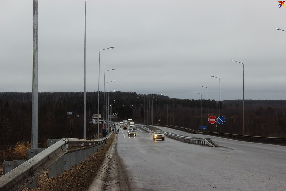 Уже несколько часов по новому мосту курсируют потоки машин
