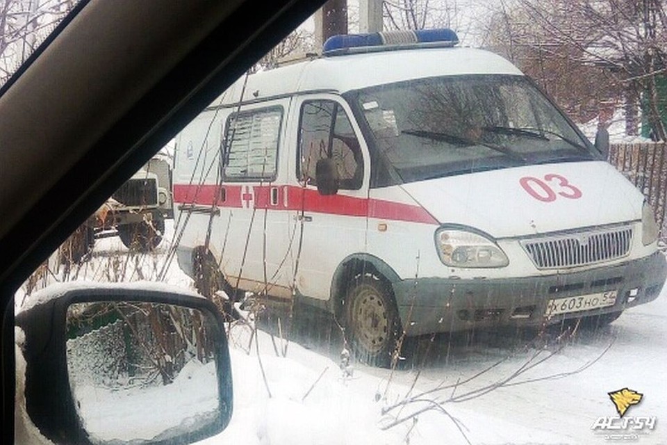 В Новосибирске не смогли разъехаться ассенизатор и «Скорая помощь».