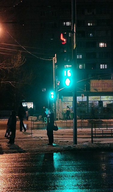Зеленый для пешеходов говорит всего лишь 16 секунд.