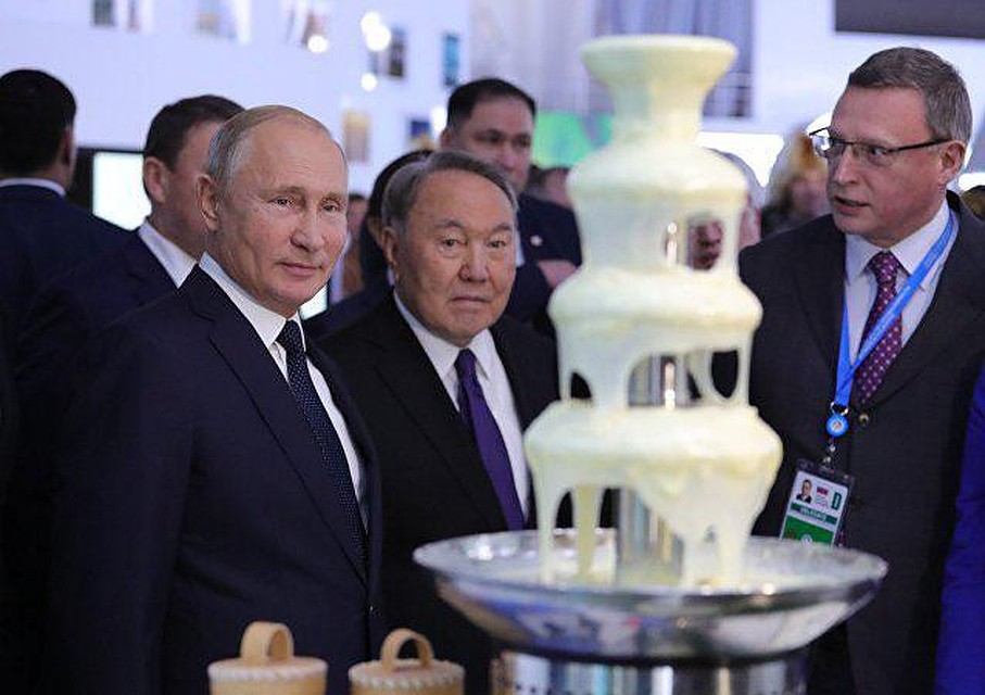 Путину в Казахстане показали фонтан из омской сгущенки.