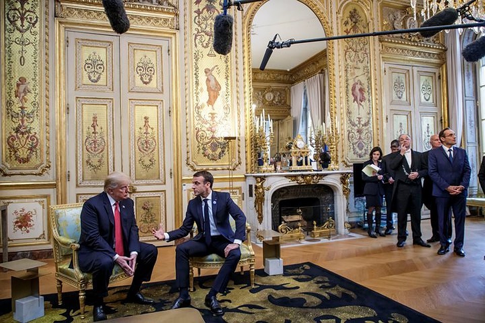 Президент Франции Эммануэль Макрон (справа) и американский лидер Дональд Трамп в Елисейском дворце в Париже
