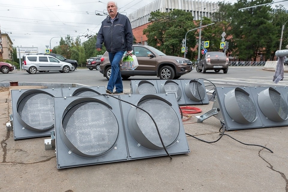 Мэрию через суд обязали установить на светофорах Омска звуковые сигналы