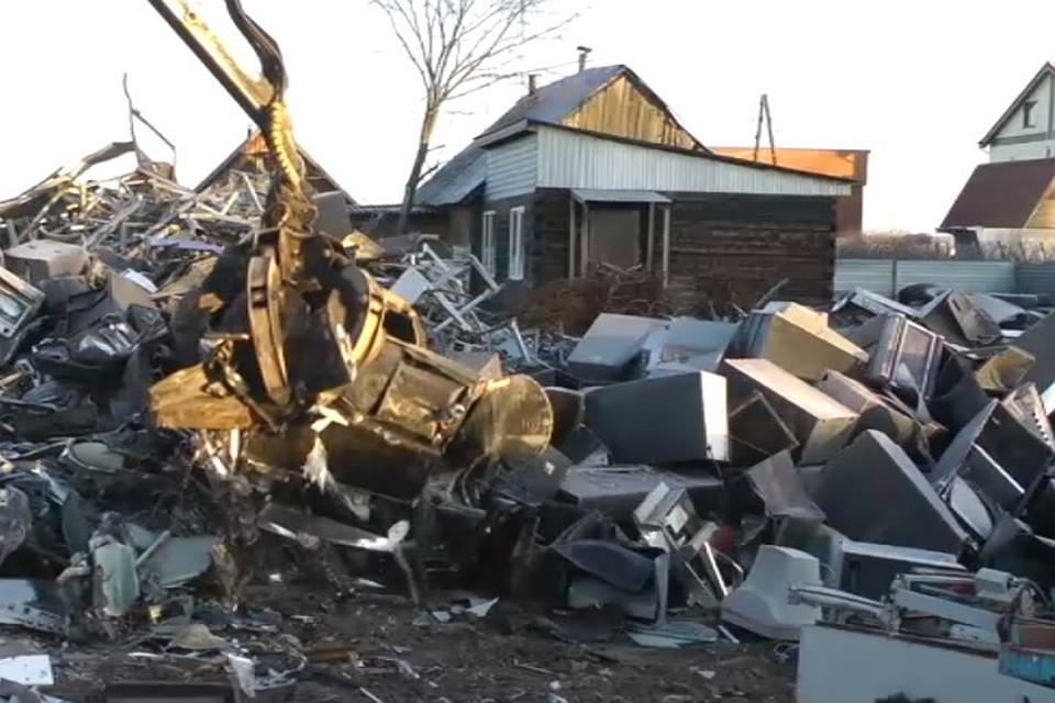 Игорный хлам раздавили экскаватором. Фото: ГУ МВД по Пермскому краю.