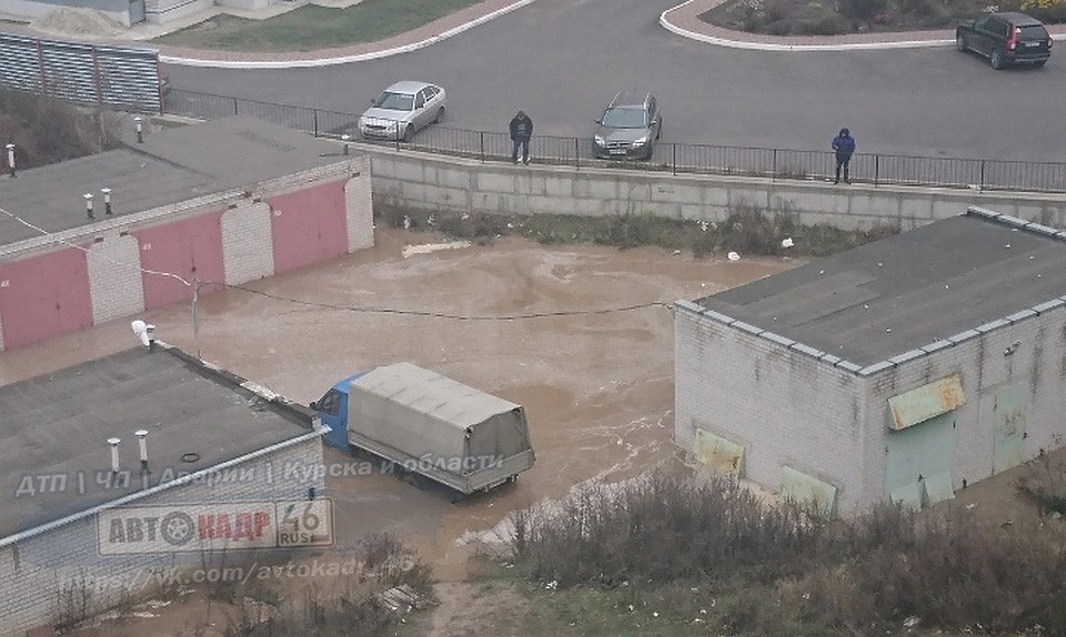 Постепенно вода затопила дворы и гаражи