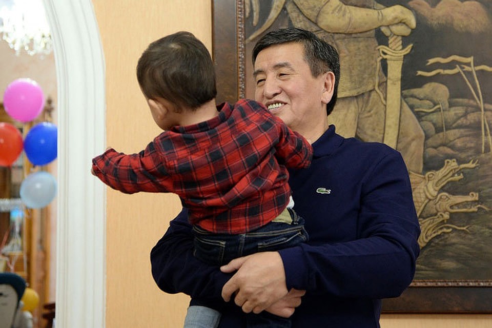Снимок президента с внуком стал фотографией дня.