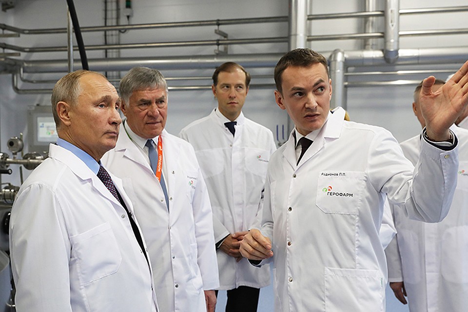 Перед началом заседания президенту показали питерский завод "Герофарм" по производству инсулина. Фото: Михаил Климентьев/ТАСС