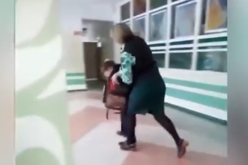 Тысячи человек подписали петицию в защиту учителя, избившего школьника в Комсомольске