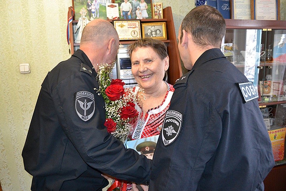 Они поздравили их с наступающим Днем матери