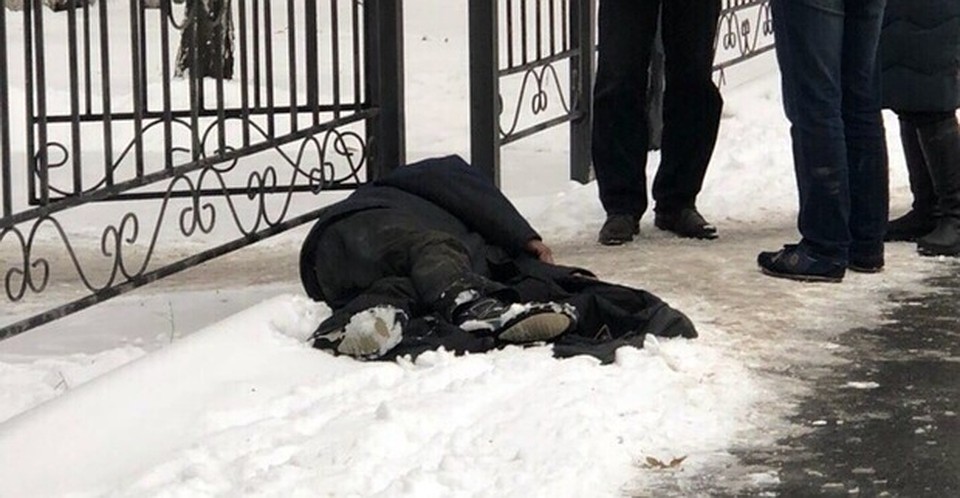 У поликлиники Тюмени найден мужчина без сознания. Фото vk.com