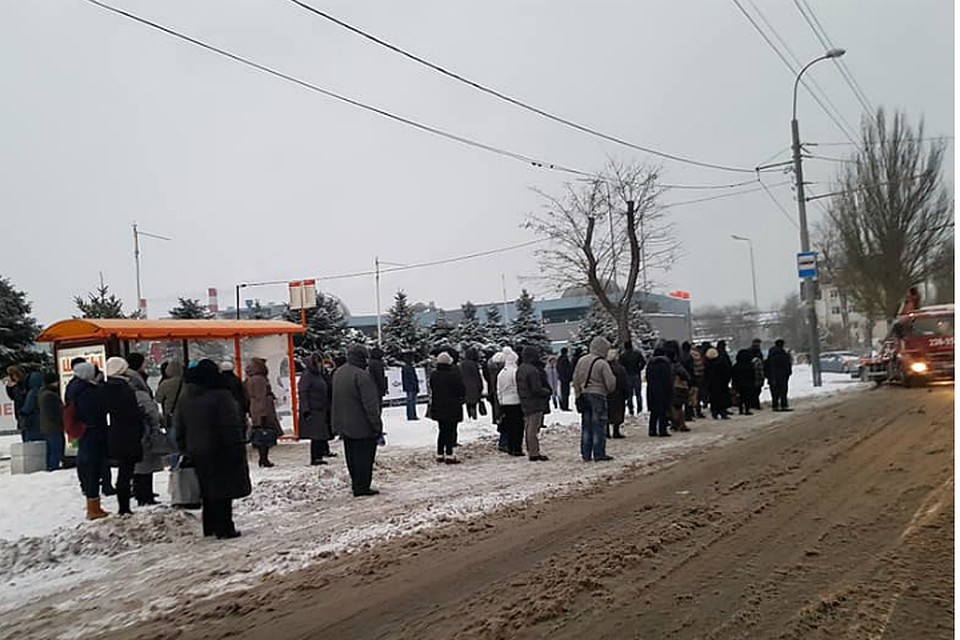 Люди по-прежнему вынуждены подолгу ждать своих автобусов на остановках.