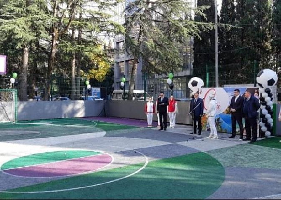 В Сочи починили старую спортплощадку