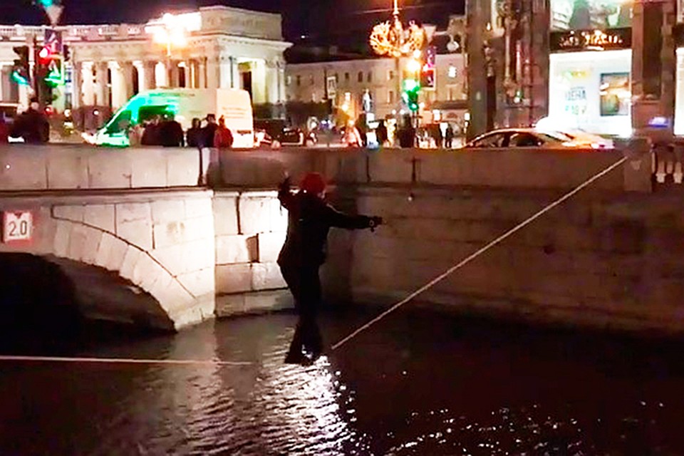 Выступление канатоходцев закончилось приездом полиции.