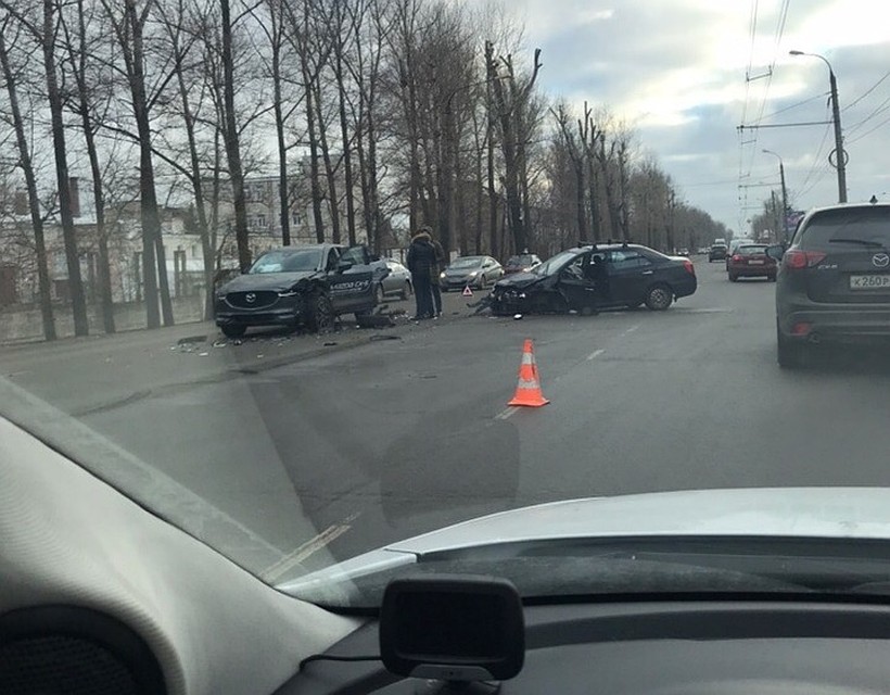 Столкнулись две иномарки и рейсовый автобус Фото: Сергей Куринов (группа в соцсети "Подслушано у водителей. Тверь")