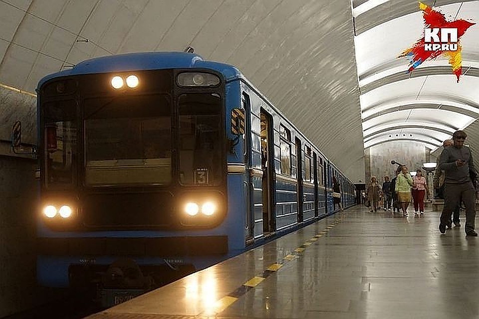 В петербургском метро объяснили, почему раньше вагоны были только сине-голубыми Фото: архив "КП"