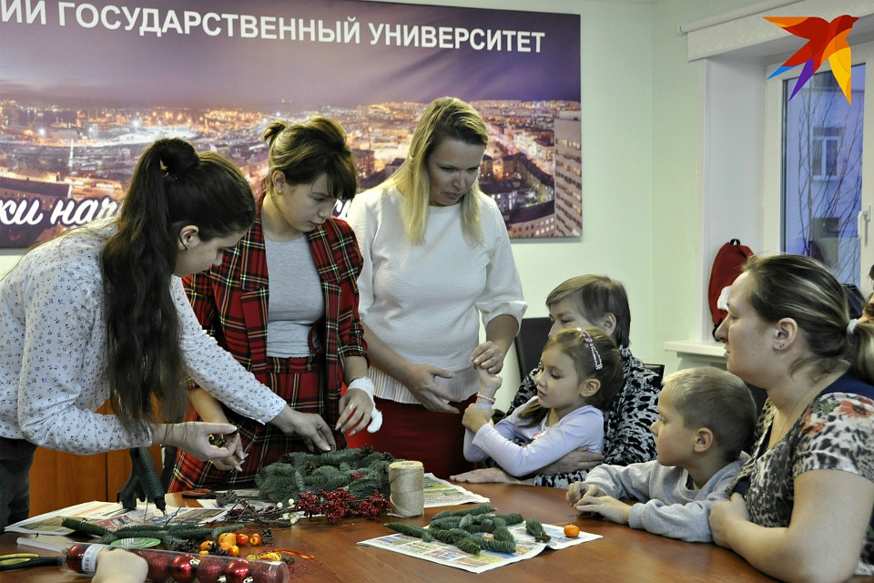 Для участников встречи провели предновогодний мастер-класс по флористике, не оставивший никого равнодушным.