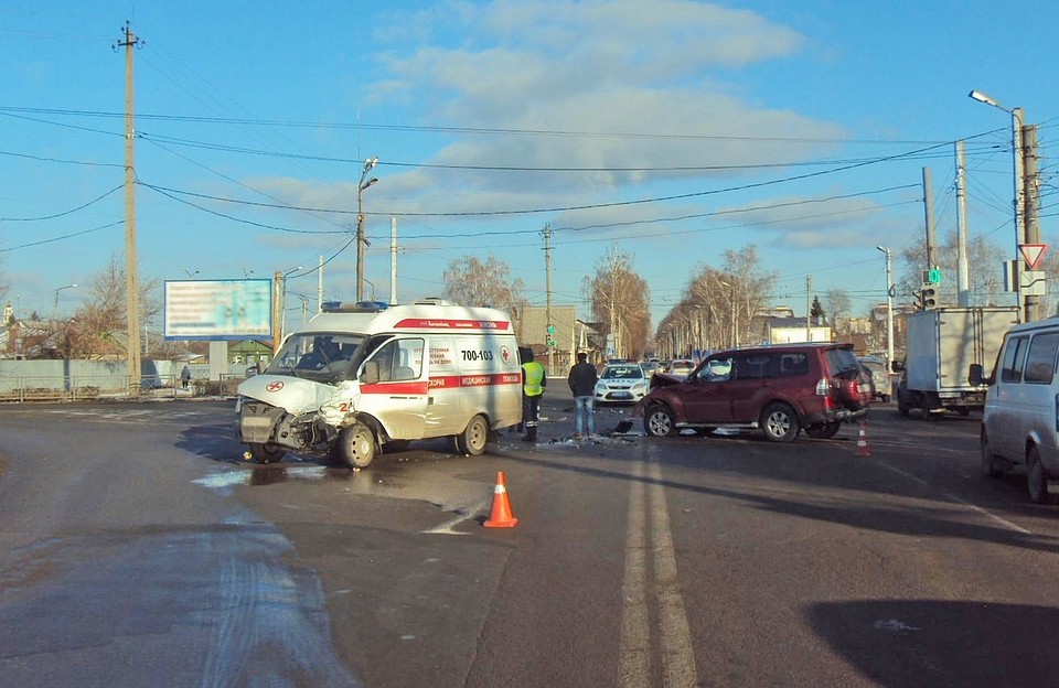 В "скорой" пострадали три человека