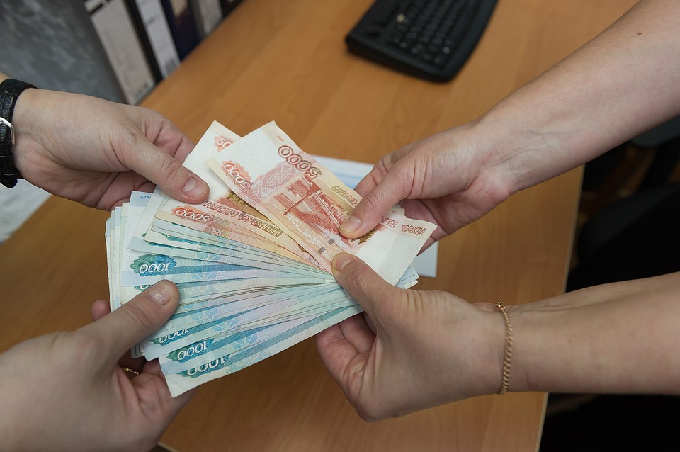 В Омске инспектора ГИБДД осудили на три года за взятки