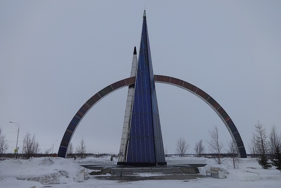 В Салехарде разыскивают вандалов, изуродовавших стелу «66 параллель»