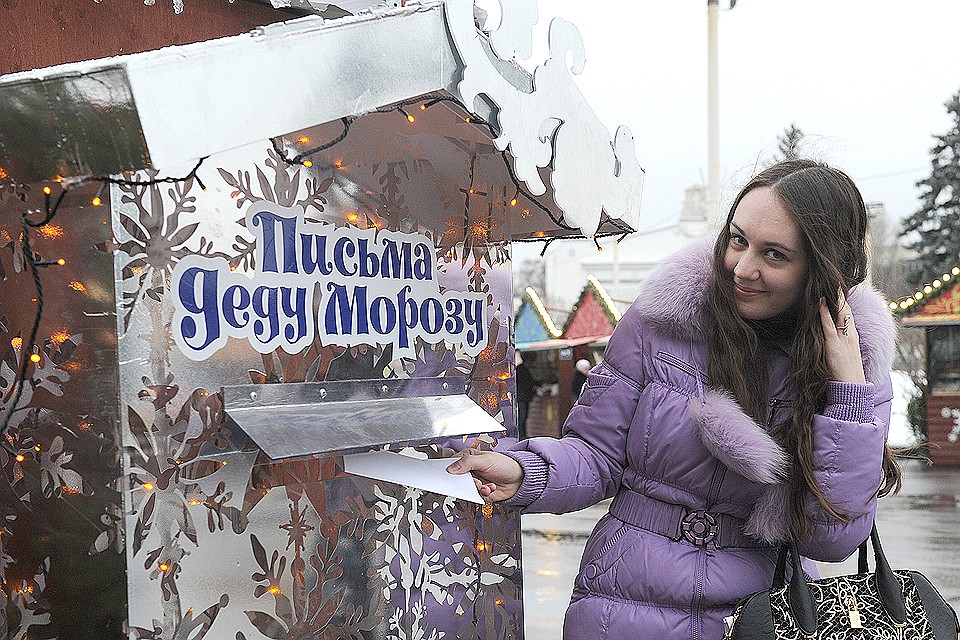 Для писем Дедушке Морозу, отправленных через его фирменную почту, можно взять обычный почтовый конверт, причем марки наклеивать необязательно.