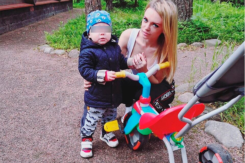 Милана Кержакова через суд борется за ребенка.