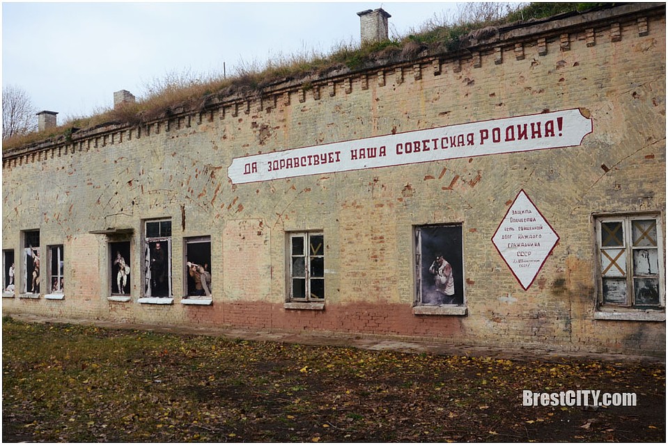 Минкульт требует удалить со стен казармы все надписи и рисунки. Фото: brestcity.com