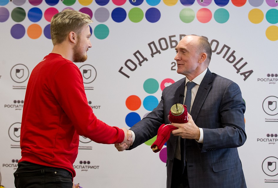 Губернатор Борис Дубровский встретился с волонтерами. Фото: gubernator74.ru