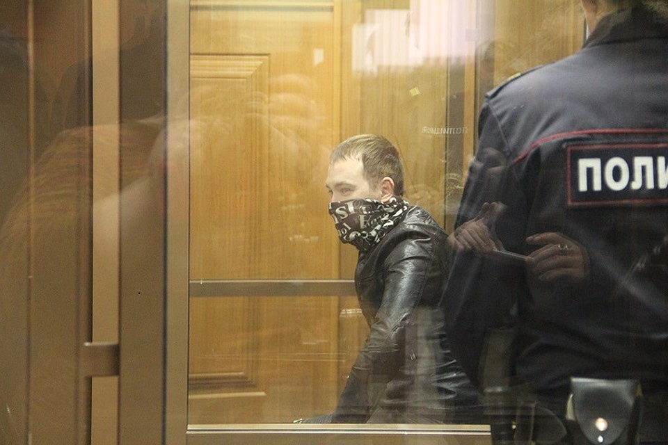 Во время суда мужчина скрывал свое лицо