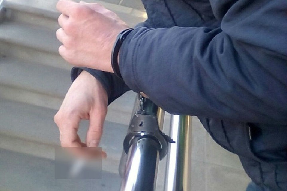 Мужчину заковали в наручники