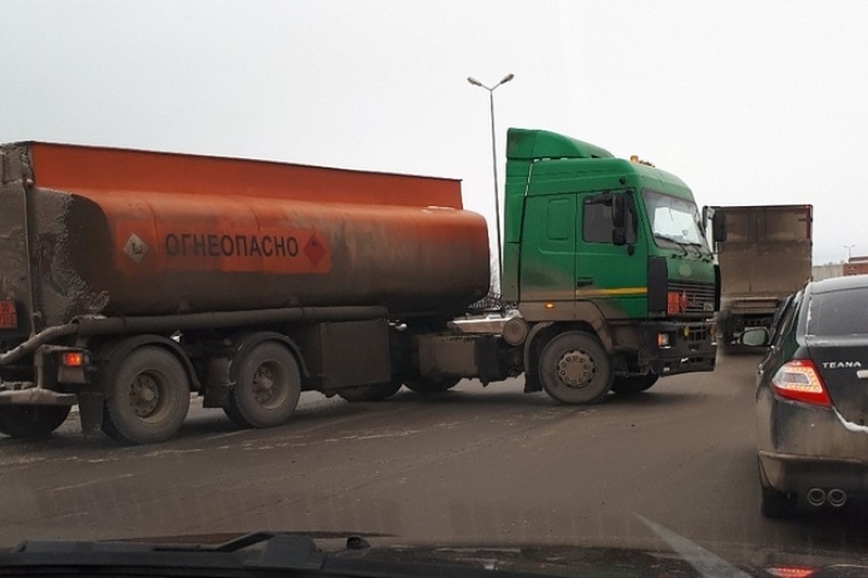 На подъезде к Красавинскому мосту развернуло бензовоз, образовалась пробка. Фото: страница "ЧП ДТП Пермь".