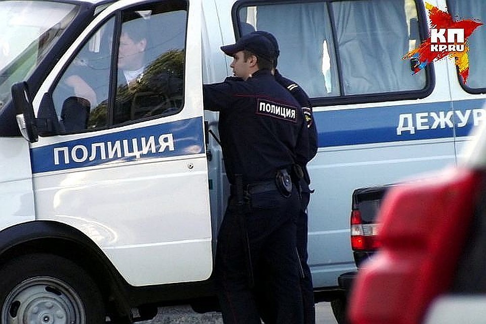 Мужчину досмотрели полицейские