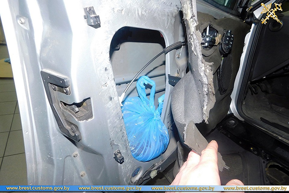Мужчина наделал в своем авто тайников, чтобы провезти в Беларусь из Польши печень. Фото: Брестская таможня.