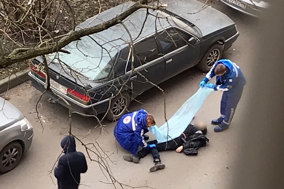 На Товарищеском проспекте в Петербурге из окна выпал подросток. Фото: vk.com/unreleased_dtp