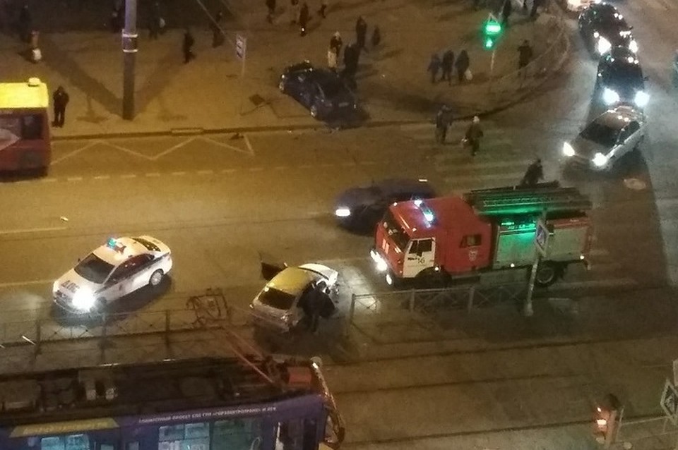 В Петербурге после ДТП девушка едва не погибла под вылетевшей на тротуар машиной. Фото: vk.com/spb_today