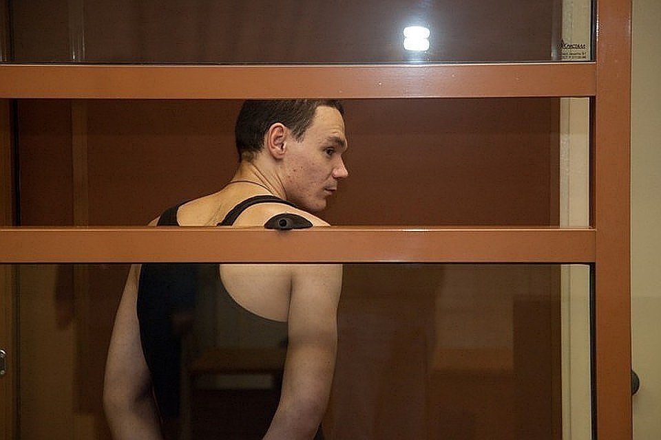 Евгений на суде прятал лицо от камер журналистов