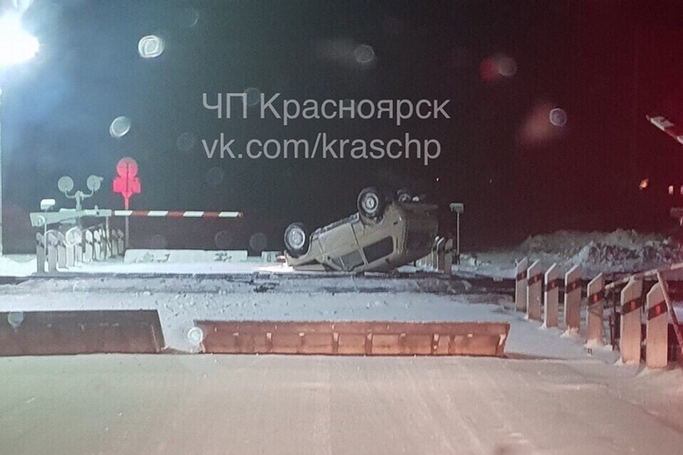 В Красноярском крае лихой водитель уложил «Ниву» на крышу на переезде. Фото: "ЧП-Красноярск"