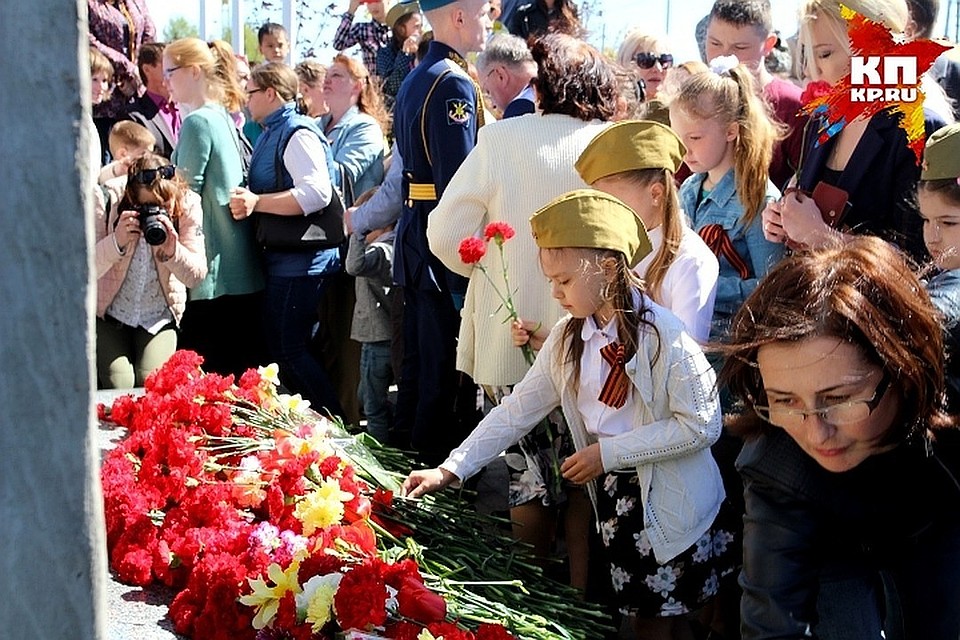Пройдет церемония возложения цветов к могиле погибших воинов