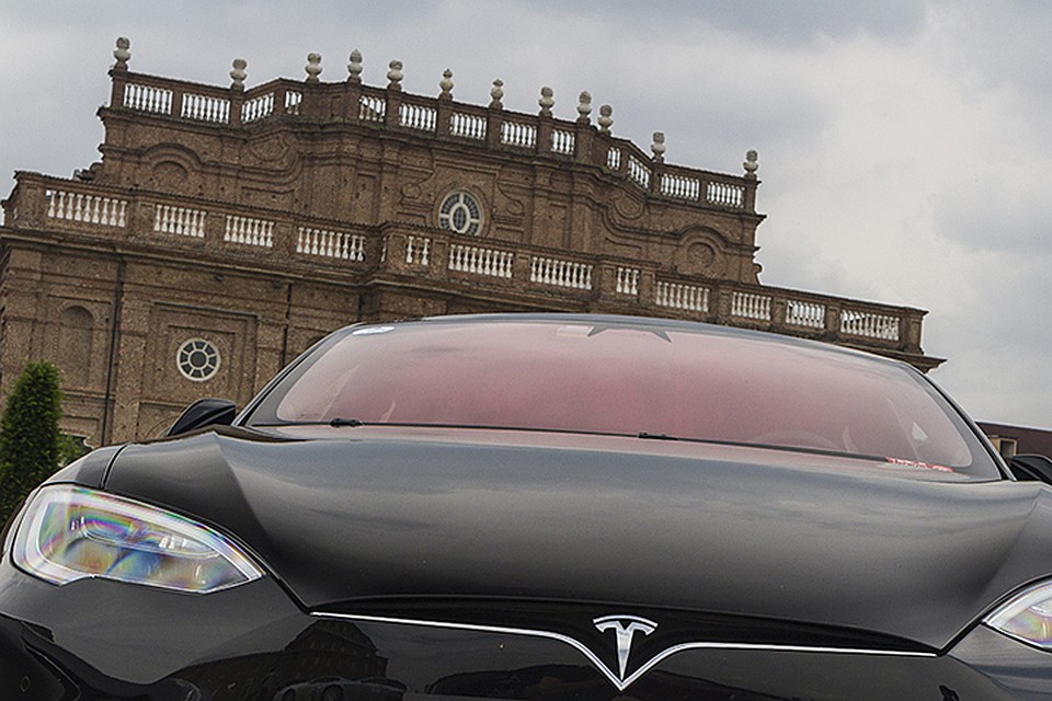 На сигналы съехать на обочину водитель Tesla не отреагировал