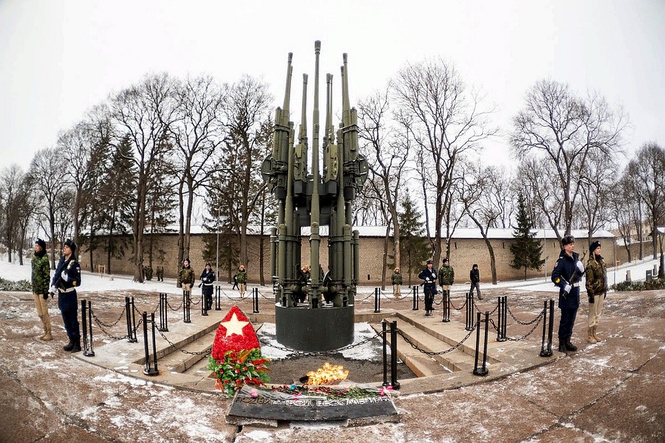 Псковичи почтили память всех солдат, погибших на полях сражений.