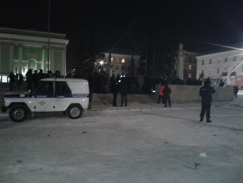 На площадь вышли порядка ста человек